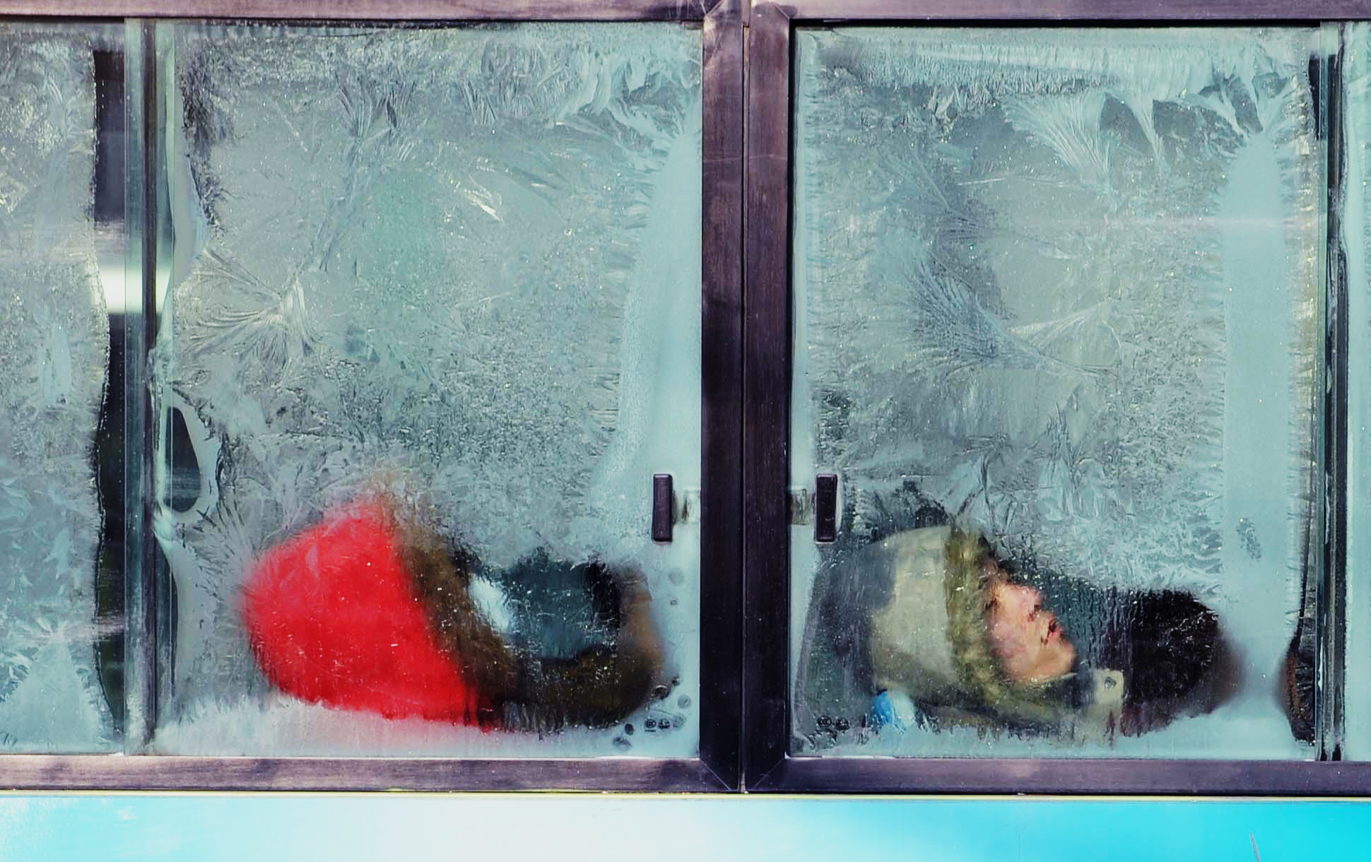 Замерзшие окна автобуса