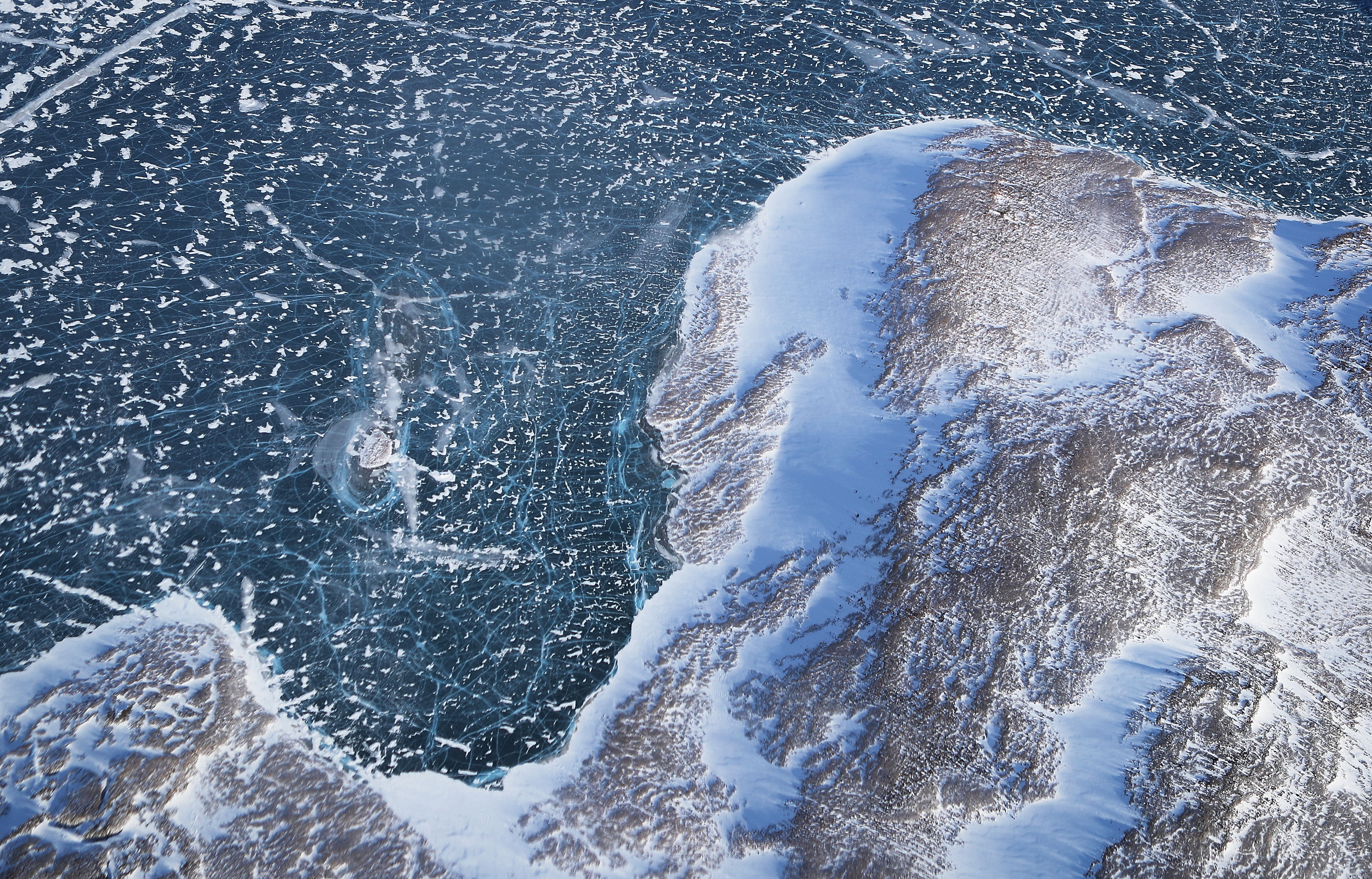 Тихий и ледовитый океан соединяет. Северный полюс Северный Ледовитый океан. Арктика Северный Ледовитый океан. Северный Ледовитый океан со спутника. Ледяной Покров Баренцева моря.